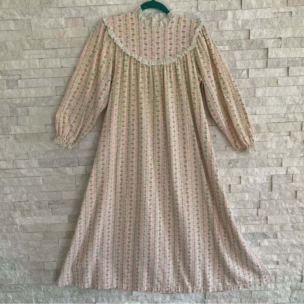 💖Lanz soft flannel nightgown w/ pearl buttons eyelet trim.